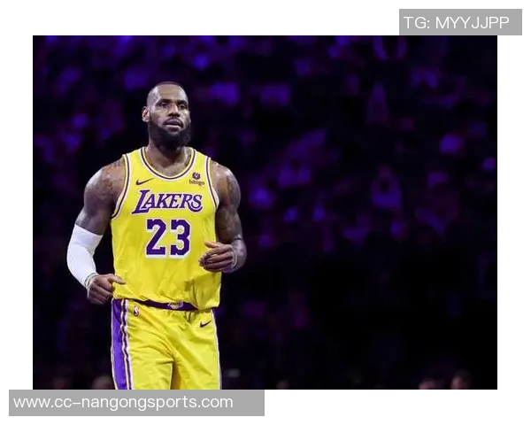 詹姆斯坚持训练与信念并肩作战期待重返赛场的坚定决心